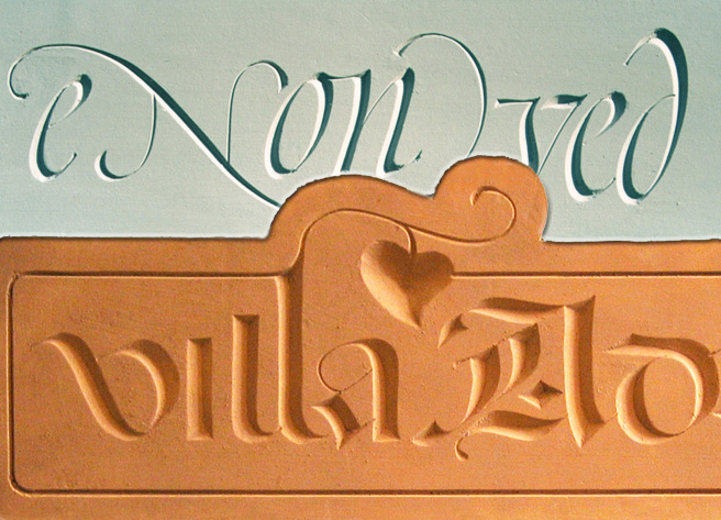 Calligrafia incisa in polistirene